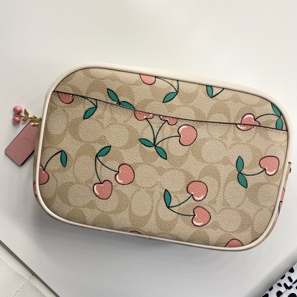 BNWT Coach Jamie Camera Bag In Signature Canvas With Heart Cherry Print - Picture 2 of 4